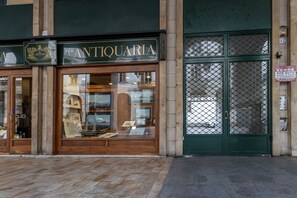 Apartment | 2 bedrooms - Turin Bed Books by Wonderful Italy (Turin)