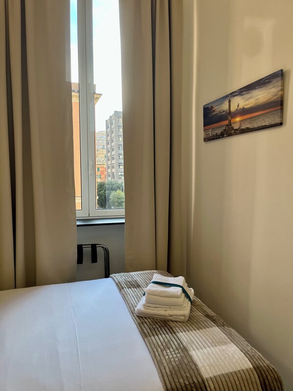 Habitación individual, baño privado, vista a la ciudad | Sábanas italianas Frette, ropa de cama de alta calidad y edredón