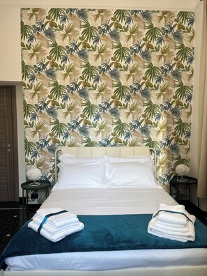 Suite, Kitchen, City View | Desk, free WiFi