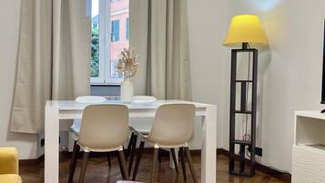 Suite, cocina, vista a la ciudad | Área de sala de estar