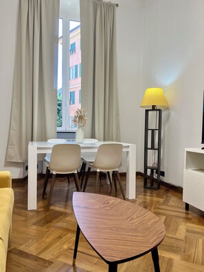 Suite, cocina, vista a la ciudad | Área de sala de estar