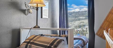 Ferros/tábuas de passar roupa, acesso à internet, roupa de cama