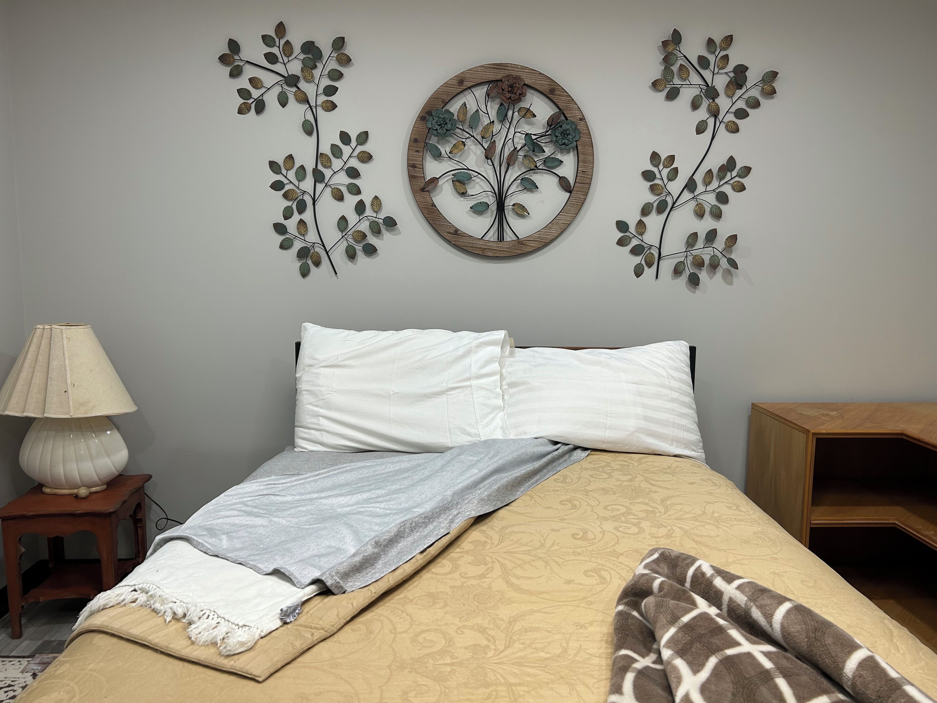 Iron/ironing board, WiFi, bed sheets