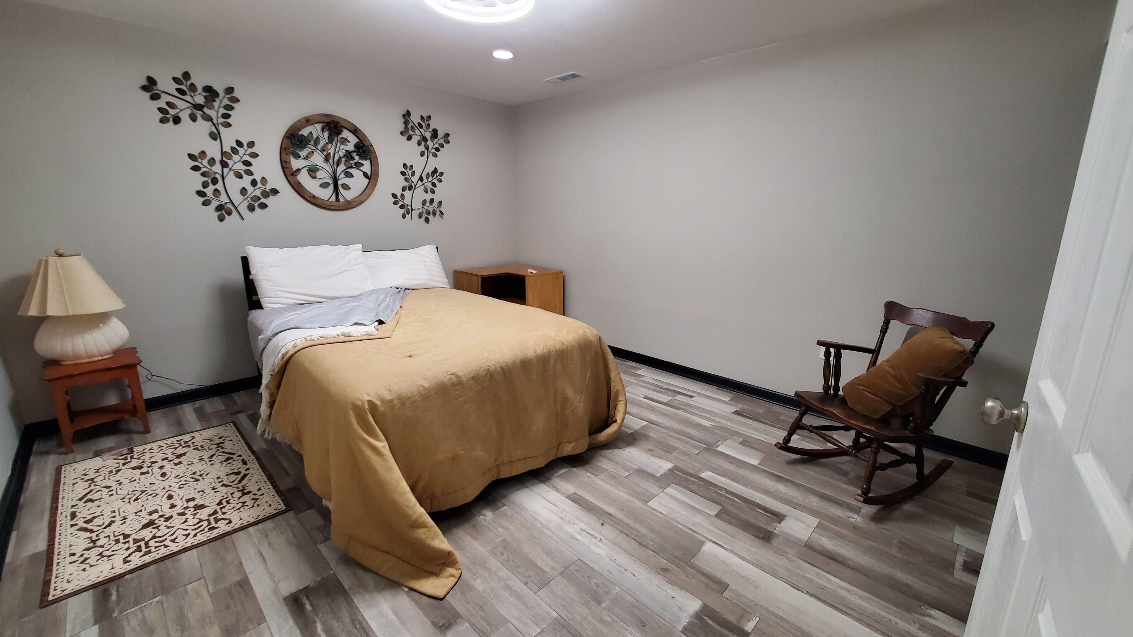 Tabla de planchar con plancha, wifi y ropa de cama 