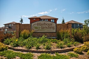 Property grounds - Charming 3-bedroom house in Harbour Landing, Regina (Regina)