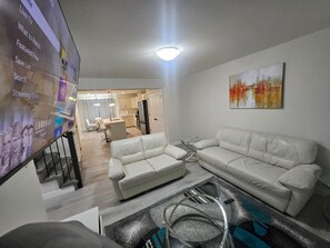 Smart TV - Charming 3-bedroom house in Harbour Landing, Regina (Regina)