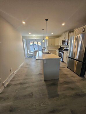 Private kitchen - Charming 3-bedroom house in Harbour Landing, Regina (Regina)