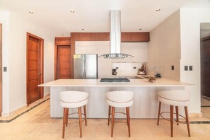 Microondas, horno, parrilla de estufa y lavavajillas 