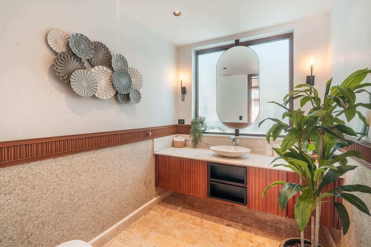 Chuveiro, secador de cabelo, shampoo 