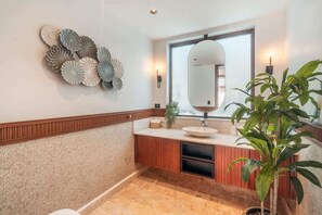 Suihku, hiustenkuivaaja, sampoo