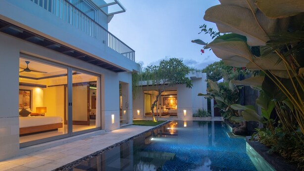 A modern house with a swimming pool, large windows, and a balcony. - Rekso Villa·Seaside Serenity,Elegant Escape, Beach (Unit 2009)