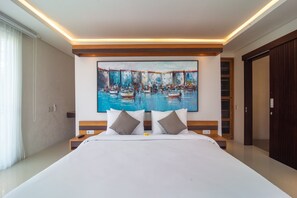 Escritorio, tabla de planchar con plancha, wifi gratis y ropa de cama 