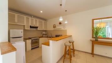 Fridge, microwave, stovetop, cookware/dishes/utensils