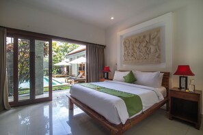 Desk, iron/ironing board, free WiFi, bed sheets - Verano 1, 4-8BR sleeps up to 16 walk to Echo Beach (Canggu)