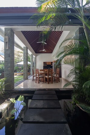 Outdoor dining - Verano 1, 4-8BR sleeps up to 16 walk to Echo Beach (Canggu)