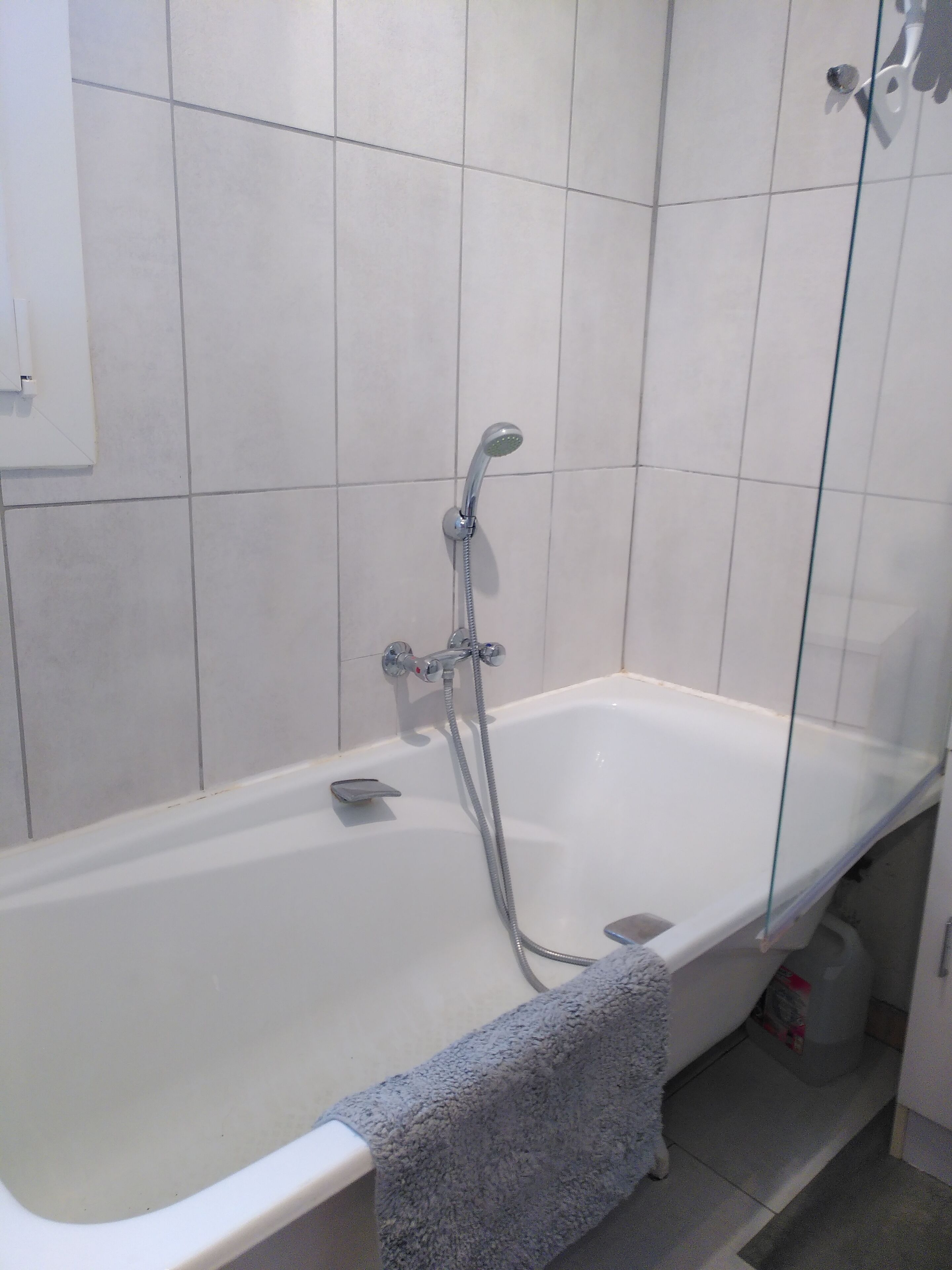 Sèche-cheveux, serviettes fournies, savon, shampoing