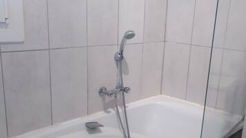 SĂšche-cheveux, serviettes fournies, savon, shampoing