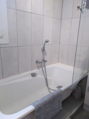Hair dryer, towels, soap, shampoo - Vacations in the Drôme provencale, not far from Mont Ventoux. 4 guests. (Venterol)