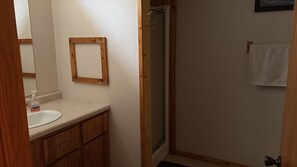 مناشف، صابون، ورق حمّام