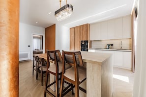 Luxe penthouse, uitzicht op het strand | Dineren op de kamer