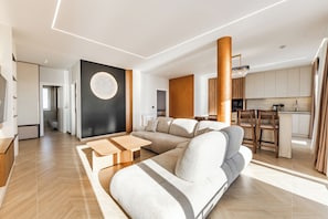 Luxe penthouse, uitzicht op het strand | Woonruimte | Een 55-inch ledtelevisie met kabelzenders
