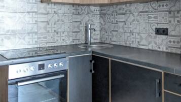 Comfort-Apartment, Balkon, Stadtblick | Eigene Küche | Mini-Kühlschrank, Mikrowelle, Herdplatte, Kochgeschirr/Geschirr/Besteck