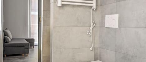 Condo Confort, balcon, vue sur la ville | Salle de bain | Douche, séchoir à cheveux, serviettes fournies, papier de toilette