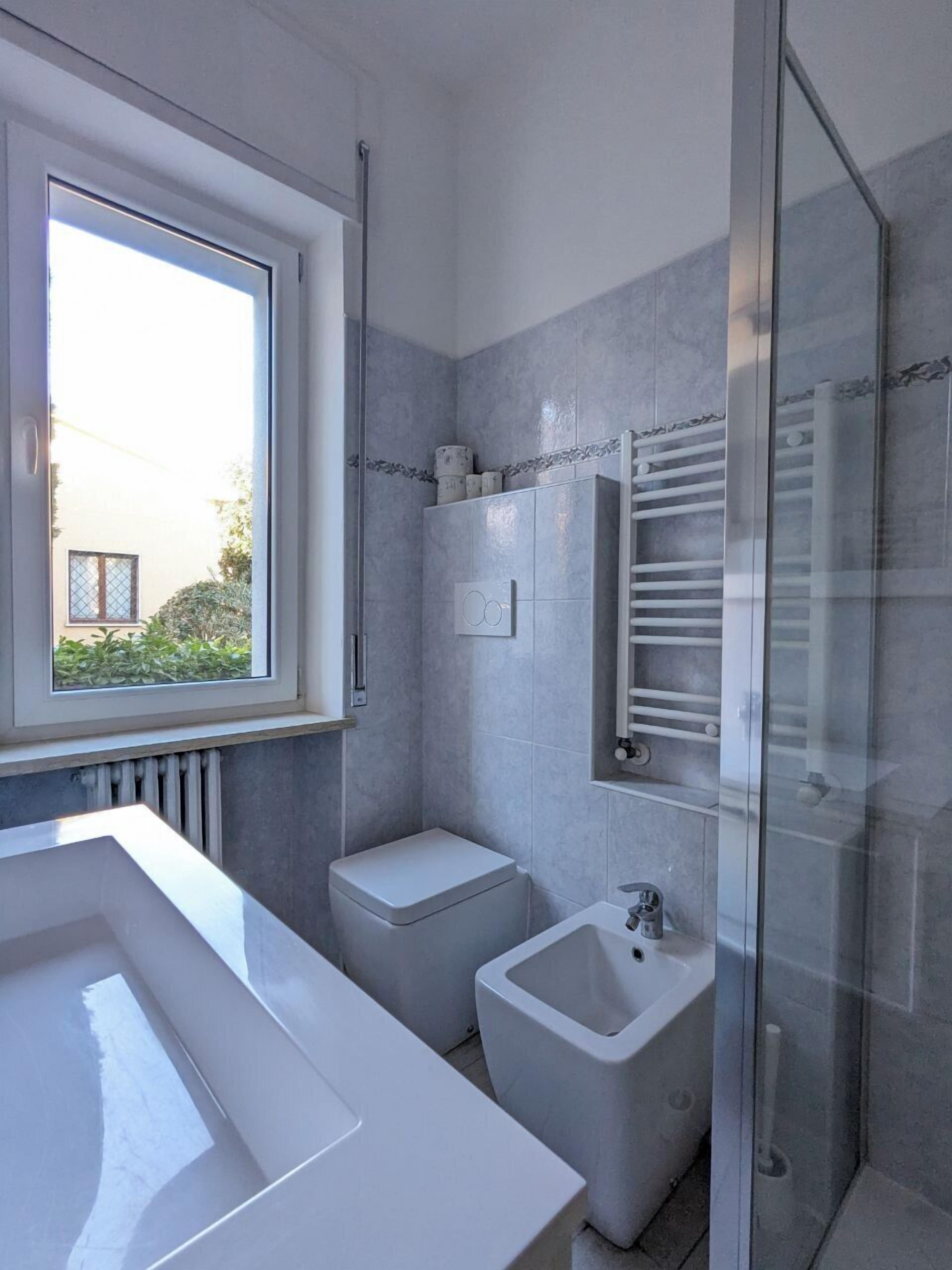 Condo phong cách cổ điển, quang cảnh thành phố | Phòng tắm | Buồng tắm vòi sen, máy sấy tóc, khăn tắm, giấy vệ sinh 