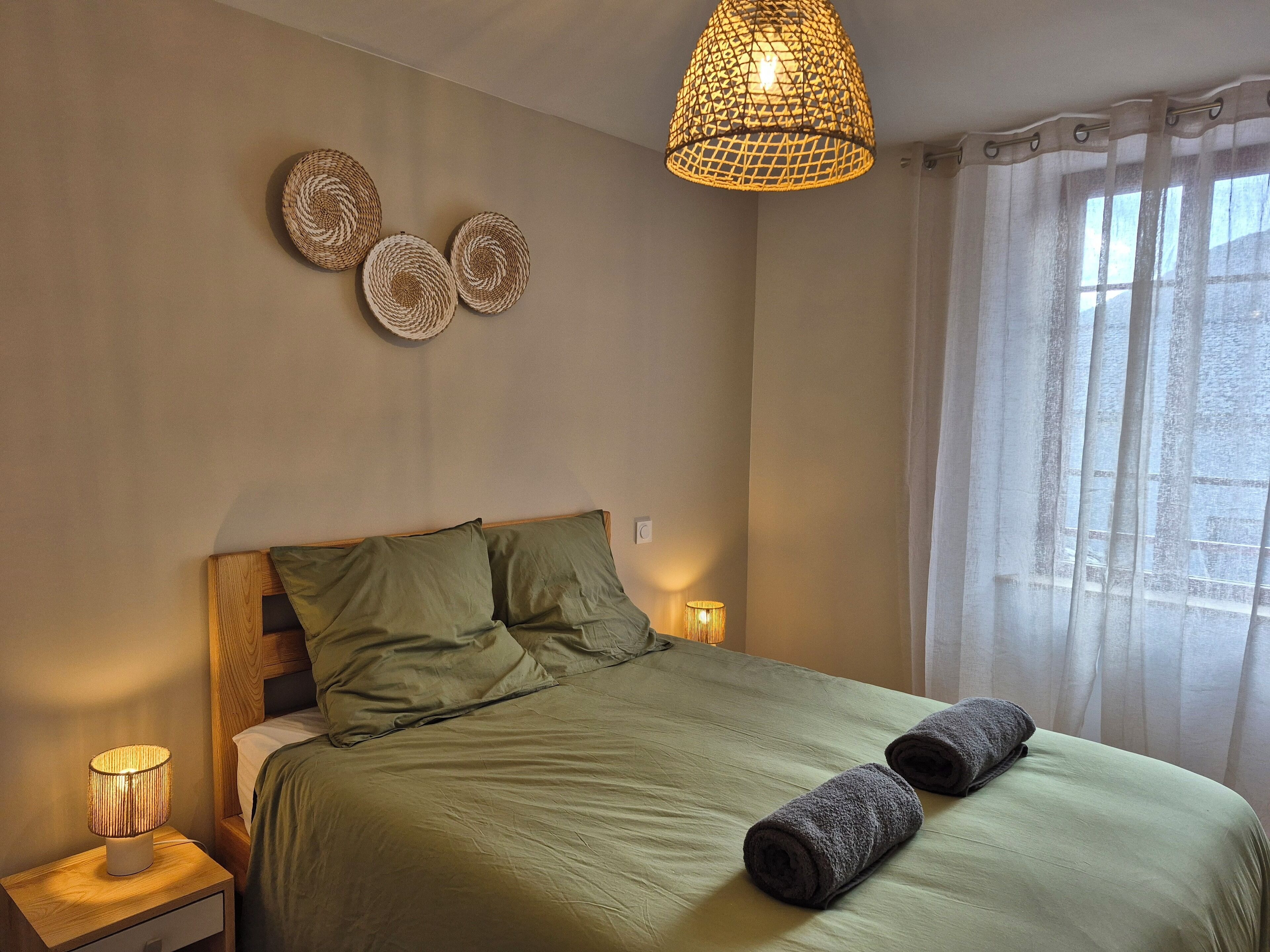 Iron/ironing board, WiFi, bed sheets