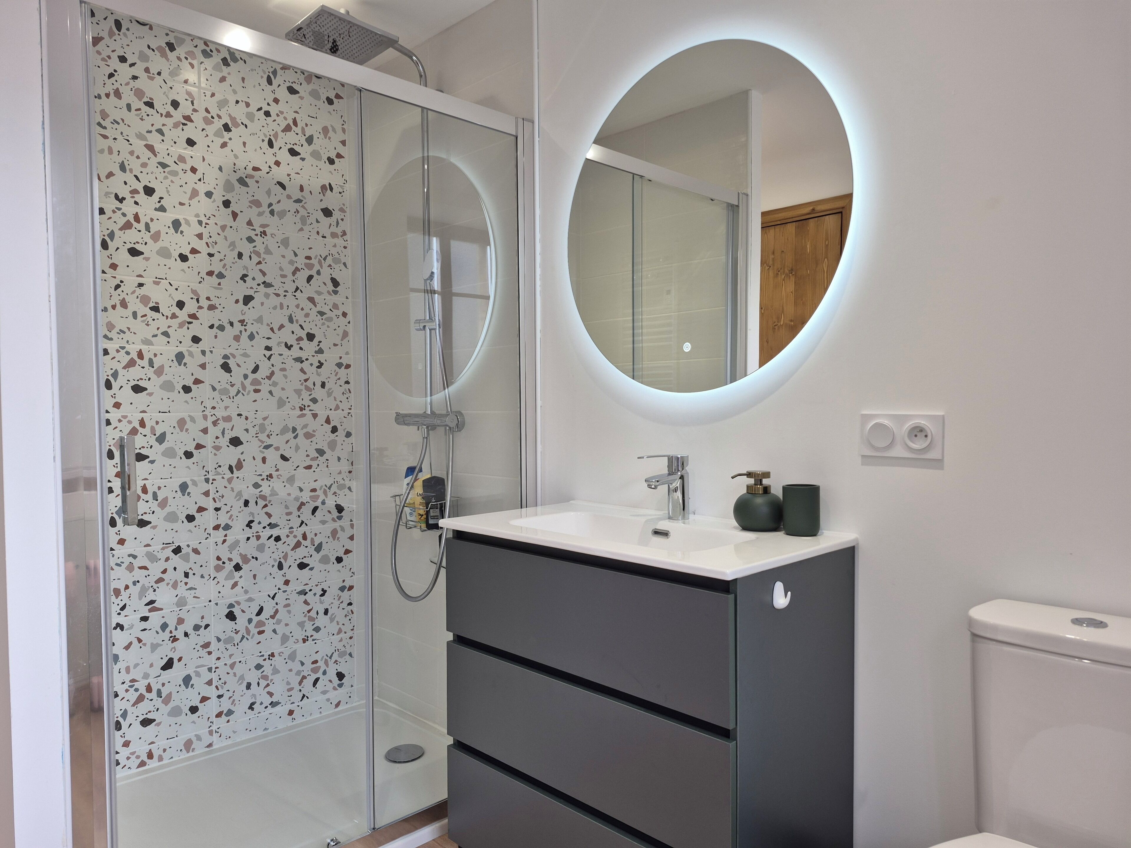 Dusch, hårtork, handdukar och tvål