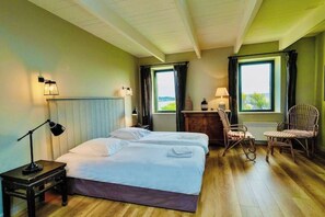 5 bedrooms, iron/ironing board, WiFi, bed sheets - Sieck Island House on private island (Santec)