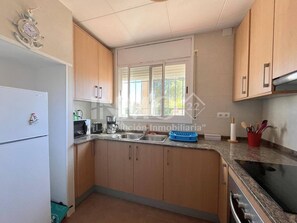 Fridge, microwave, coffee/tea maker, cookware/dishes/utensils - Ground floor with patio and bbq (Cambrils)