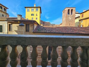 Property grounds - Pied à Terre De Charme. A magnificent terrace in the historic center of Verona. (Verona)