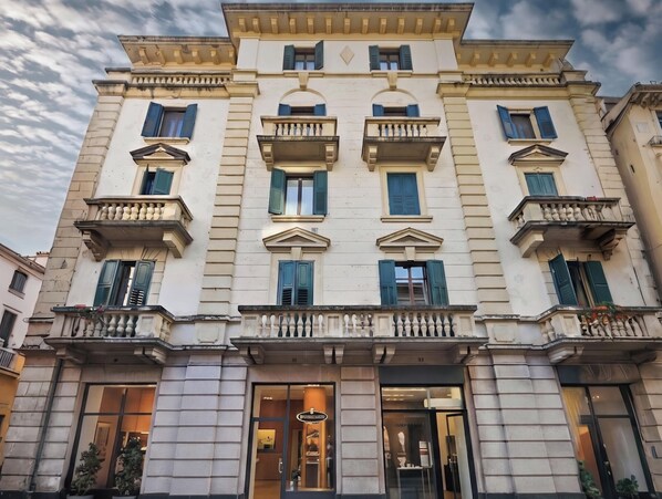 A multi-story building with a classical architectural style, featuring balconies, large windows, and a prominent entrance. - Pied à Terre De Charme. A magnificent terrace in the historic center of Verona. (Verona)