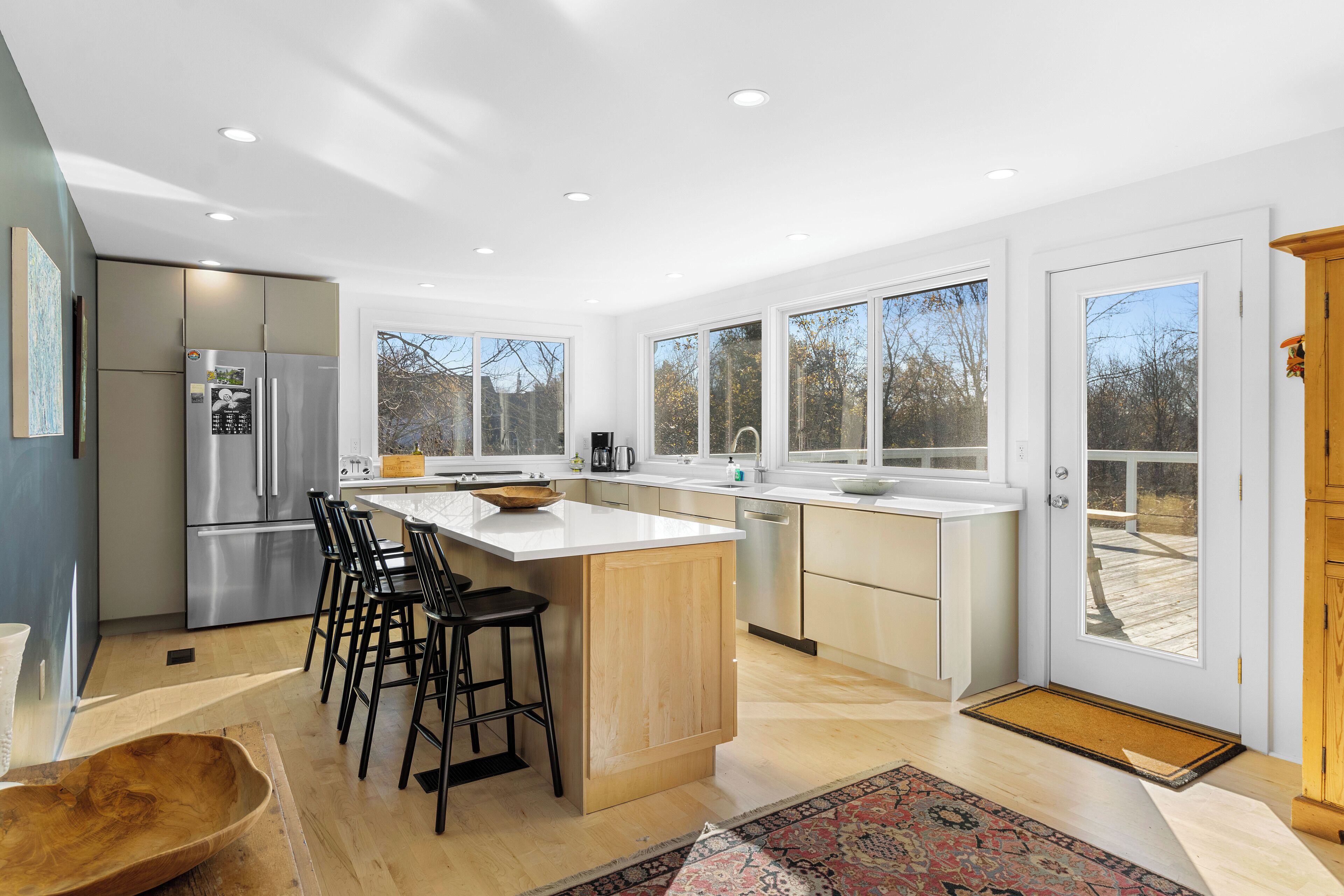 Jääkaappi, mikroaaltouuni, uuni, liesi