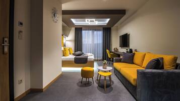 Studio, balkon, uitzicht op bergen | Een kluis op de kamer, een bureau, een laptopwerkplek