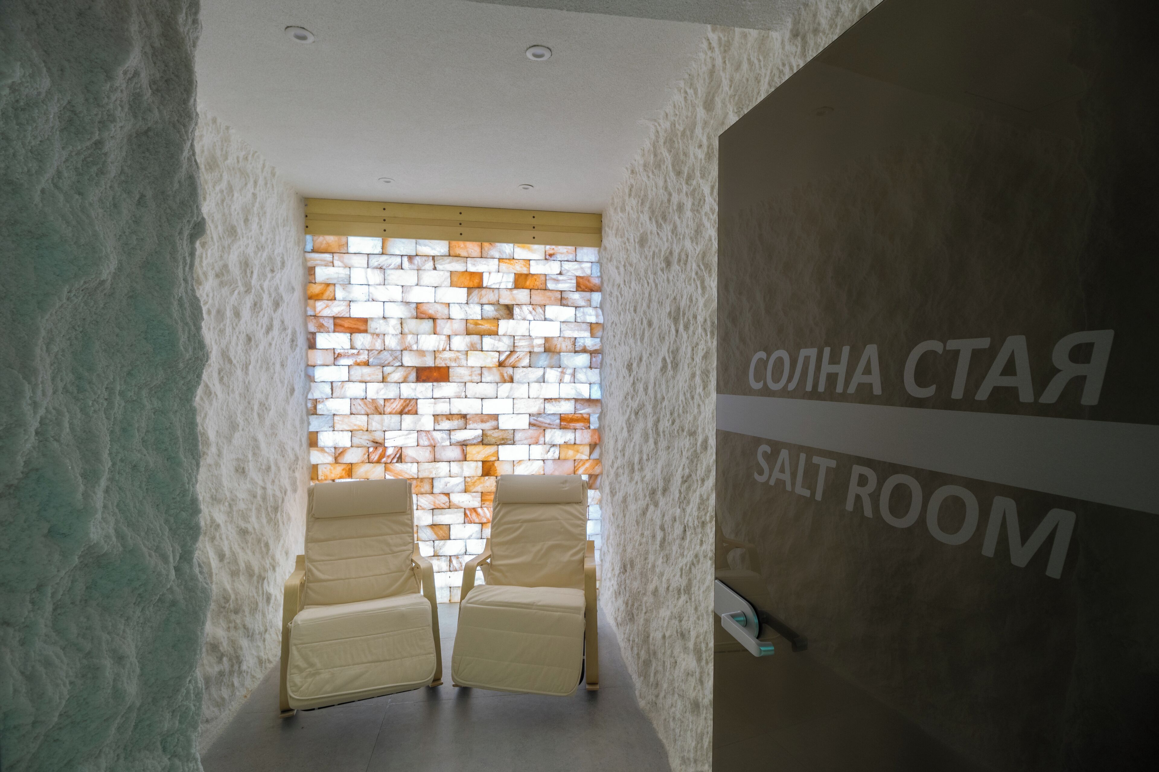 Una sala de sal con dos sillones y una pared con diseño de sal.