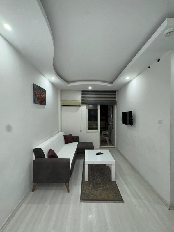 Economy Studio, Balcony, City View | Living area