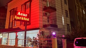A building with a sign reading "Acar Apart & Hotel" at night. - Acar apart otel (Antalya)
