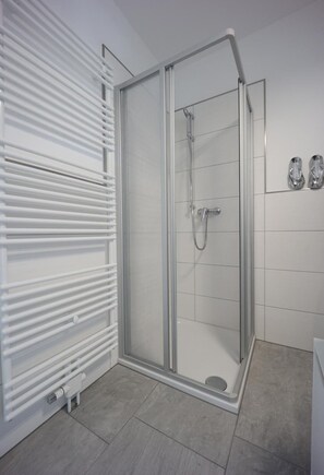 Shower, hair dryer, towels, soap - Vacation apartment "Thuringian Forest" (Bad Salzungen)