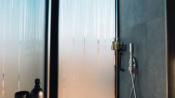 Haartrockner, Handtücher, Seife, Toilettenpapier