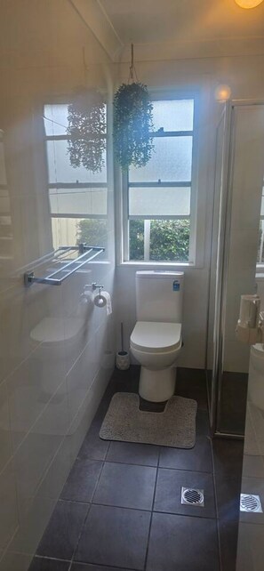 Bathroom - The Illawarra Hideaway - Close to everything! (Fernhill)