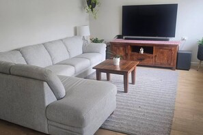 TV - The Illawarra Hideaway - Close to everything! (Fernhill)