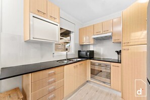Fridge, microwave, oven, stovetop - The Illawarra Hideaway - Close to everything! (Fernhill)