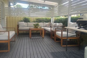Outdoor dining - The Illawarra Hideaway - Close to everything! (Fernhill)
