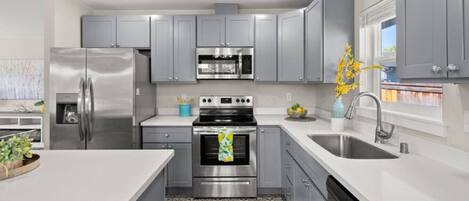 ثلاجة، ميكروويف، فرن، موقد طهي مسطح