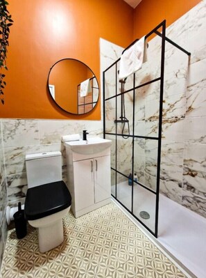 Shower, hair dryer, towels, soap - Lodginet Stays - County Luxe | 2BR Flat 1 (Liverpool)
