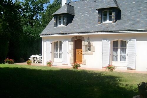 Bed and Breakfast 'Chambre D'hôtes D'Evelyne - Glycine' with Shared Terrace, Shared Garden and Wi-Fi