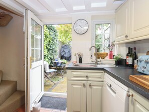 Dishwasher, cookware/dishes/utensils - Beeble Cottage (Fakenham)