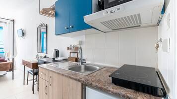Fridge, stovetop, coffee/tea maker, electric kettle